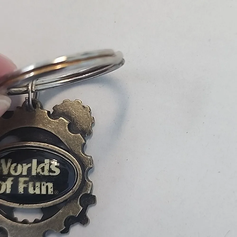WORLDS OF FUN KEYCHAIN KEYRING HAUNT 2017 AMUSEMENT PARK RIDES STEAMPUNK